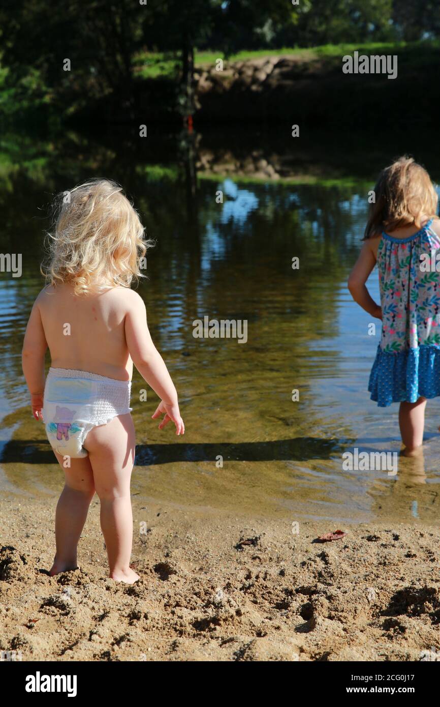 Enfants jouant dans une rivière. Banque D'Images