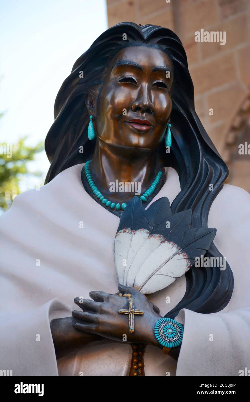 Une statue de bronze de Kateri Tekakwitha (1656-1680), le premier amérindien à être canonisé par l'Église catholique, exposée à Santa Fe, Nouveau-Mexique. Banque D'Images