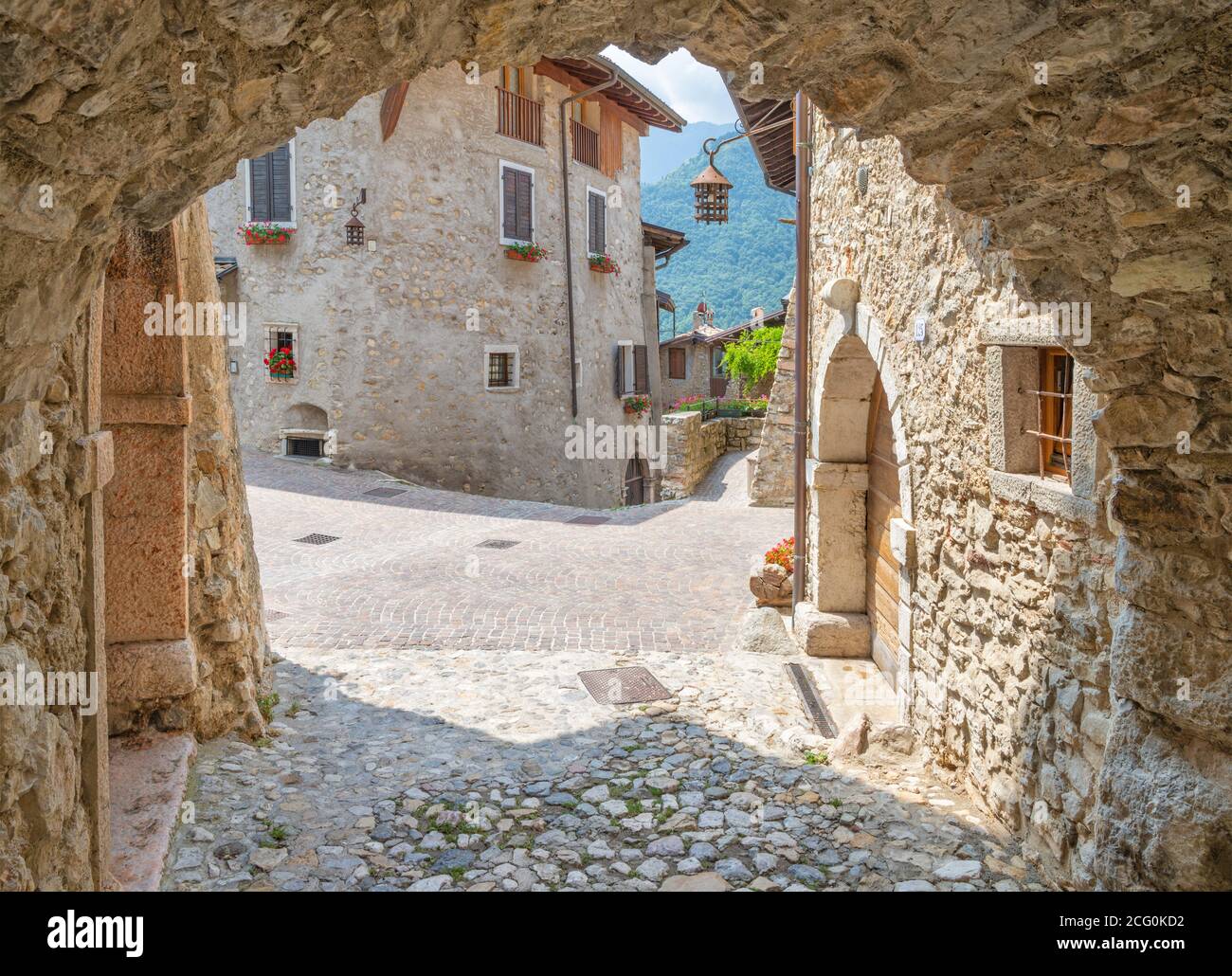 CANALE DI TENNO, ITALIE - 9 JUIN 2019 : les ailsle dans le petit village rural de montagne près du lac Lago di Teno. Banque D'Images