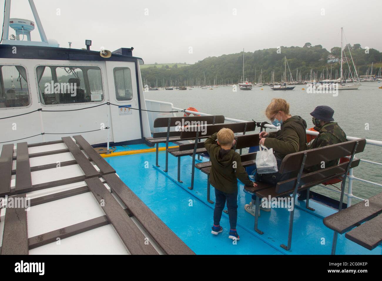 Famille lors d'une excursion en bateau sur la rivière Dart, Dartmouth, Devon, Angleterre, Royaume-Uni. Banque D'Images