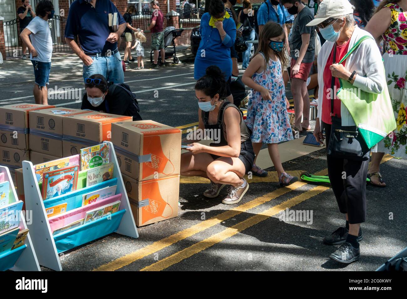 Les amateurs de livres affluent dans le quartier Astoria de Queens à New York le dimanche 30 août 2020 pour parcourir les livres donnés gratuitement lors d'une foire du livre. (© Richard B. Levine) Banque D'Images