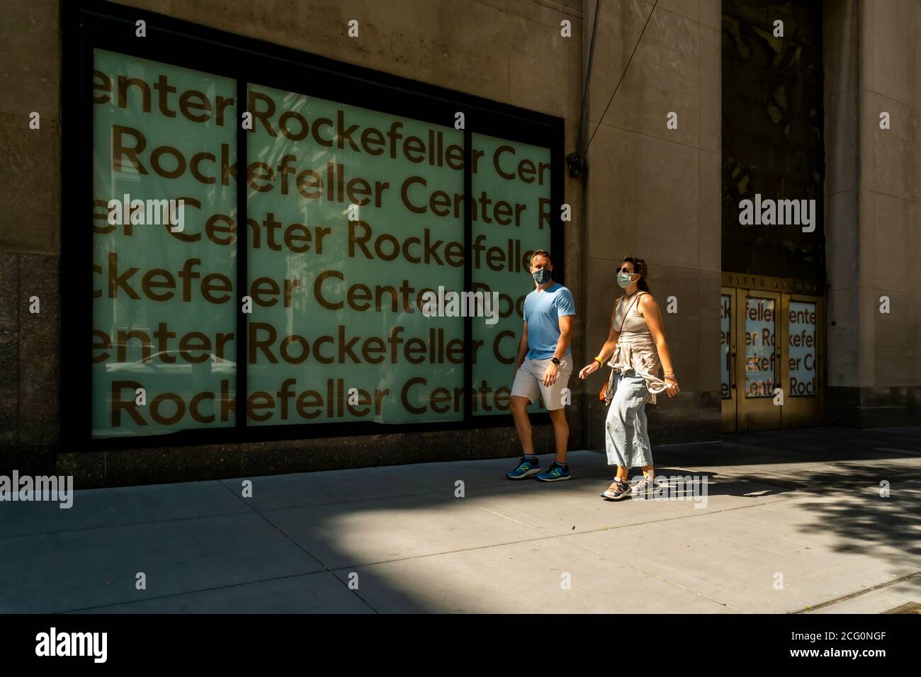 Des gens marchent devant des espaces de vente au détail vacants au Rockefeller Center à Midtown Manhattan à New York lors de la pandémie COVID-19, le dimanche 6 septembre 2020. (© Richard B. Levine) Banque D'Images