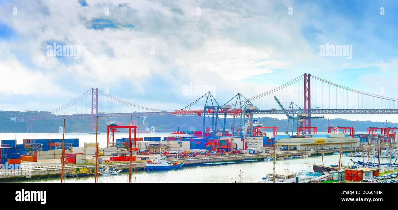 Panorama du port commercial de Lisbonne avec le pont du 25 avril et le Tage, Portugal Banque D'Images