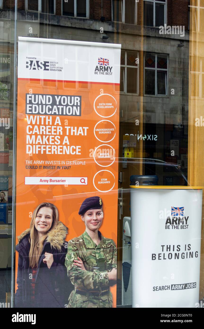 Affiche de recrutement de l'armée dans la fenêtre du bureau à Liverpool Banque D'Images