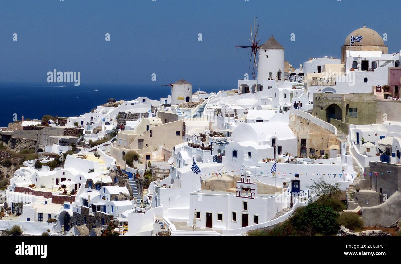 Oia est une ville pittoresque dans le sud de la mer Égée, île de Santorin (Thira) dans les Cyclades, Grèce. IA est un village traditionnel avec de charmantes maisons dans des rues étroites. Banque D'Images