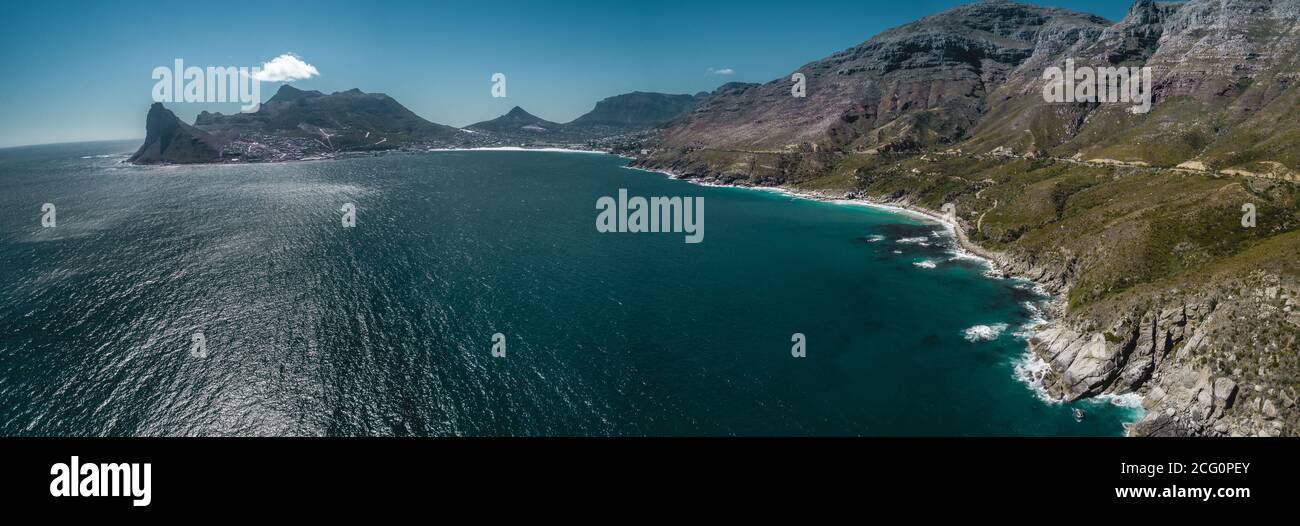 Route côtière à couper le souffle le long de la montagne, Cape Peninsula, Afrique du Sud Banque D'Images Route côtière à couper le souffle le long de la montagne, Cape Peninsula, Afrique du Sud Banque D'Images