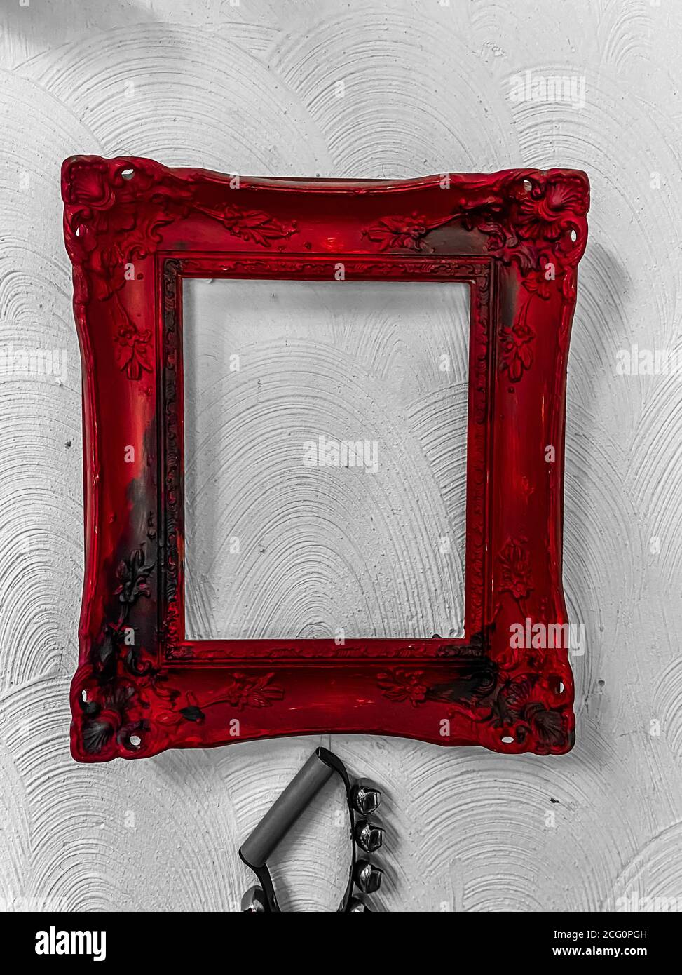 Voir sur l'ancienne isolé rouge vintage cadre photo vide sur mur blanc (mise au point sur le cadre) Banque D'Images