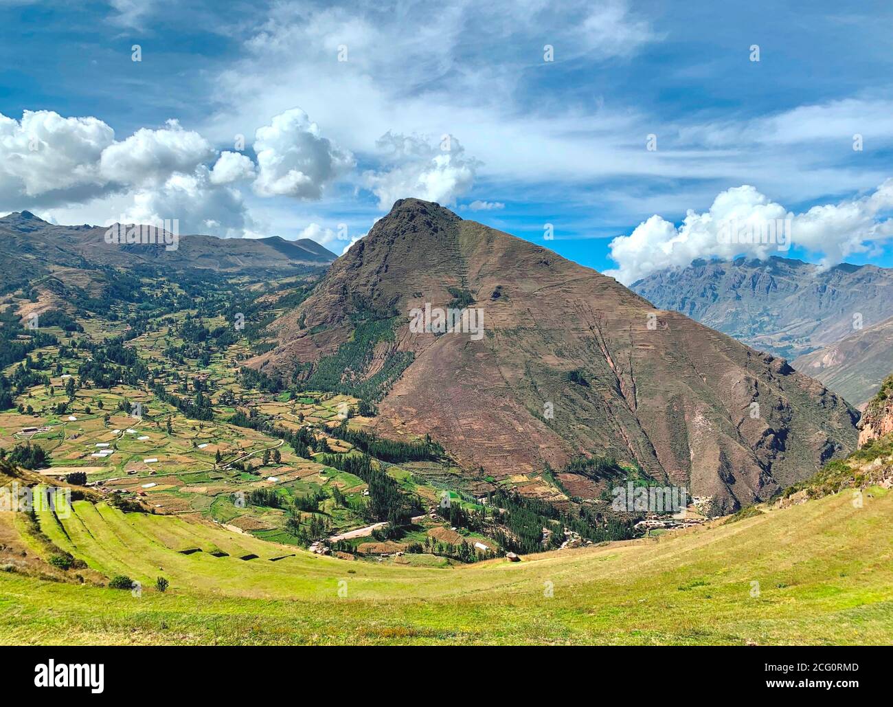 Pittoresque vallée sacrée des Incas au Pérou. Vallée d'Urubamba. El Valle Sagrado. Paysage de montagne pittoresque. Nuages blancs dans le ciel bleu. Été dans les Andes. Banque D'Images