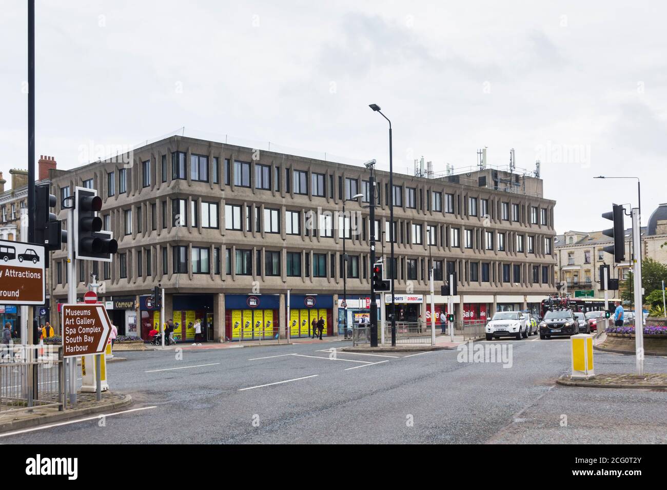 Pavilion House sur Valley Bridge Road, Scarborough, North Yorkshire. Un exemple d'architecture Brutaliste abritant un mélange de bureaux et de locaux de vente au détail. Banque D'Images