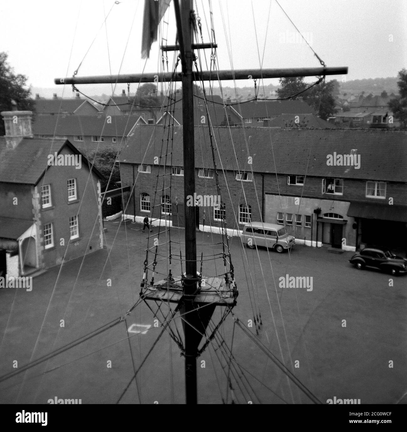 AJAXNETPHOTO. 1962. FAIRWATER, CARDIFF, PAYS DE GALLES. - COLLÈGE DE FORMATION DES MARINS - COLLÈGE NAUTIQUE DE REARDON SMITH ET MÂT D'ESCALADE DE 98FT; VUE DEPUIS LE TOIT D'HÉBERGEMENT DES CADETS SUR LE TERRAIN DE PARADE ET LE BLOC ADMIN. LE SITE EST MAINTENANT (EN 2020) UN DOMAINE RÉSIDENTIEL. PHOTO:JONATHAN EASTLAND/AJAX REF:1962 143 Banque D'Images