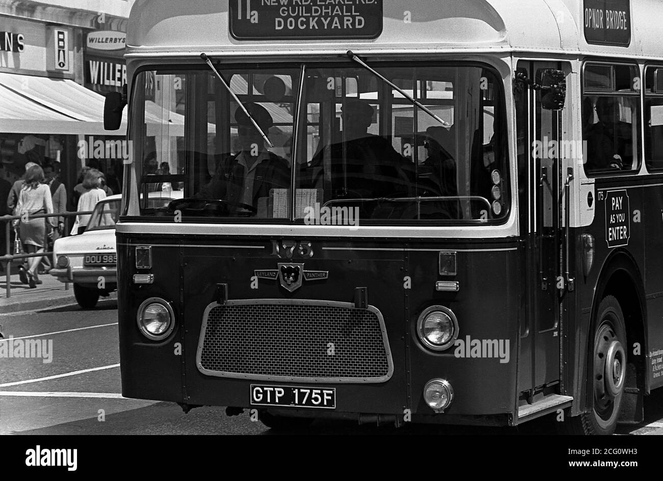 AJAXNETPHOTO. 1968. PORTSMOUTH, ANGLETERRE. - CITY CORPORATION BUS - NR. 11 SINGLE DECKER LEYLAND PANTHER; LAKE ROAD ET DOCKYARD ROUTE.PHOTO:JONATHAN EASTLAND/AJAX REF:3568156 12 56 Banque D'Images