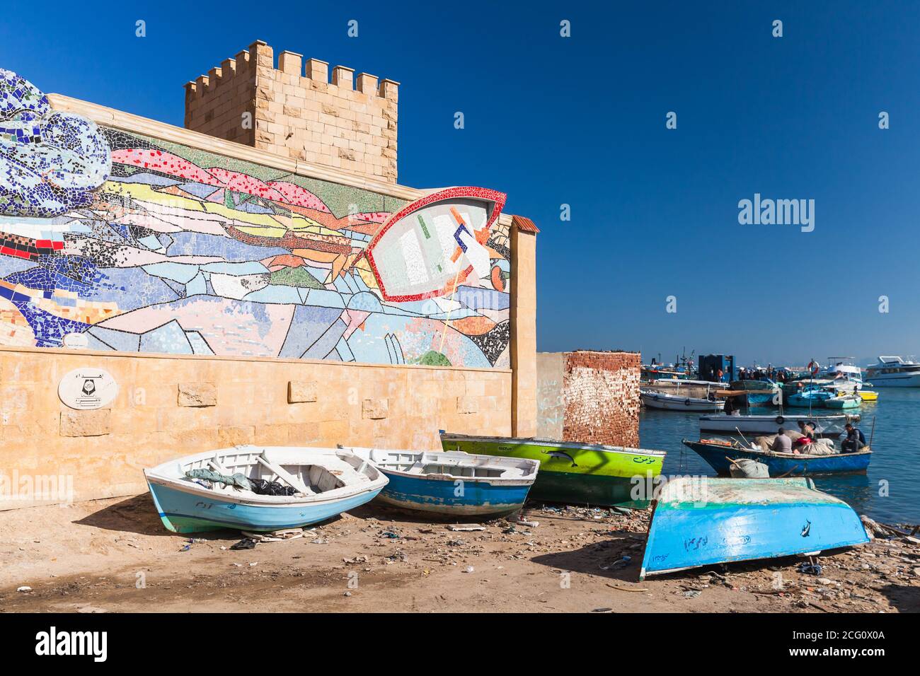 Alexandrie, Égypte - 14 décembre 2018 : des bateaux de pêche se trouvent sur une côte dans l'ancien port de pêche d'Alexandrie Banque D'Images