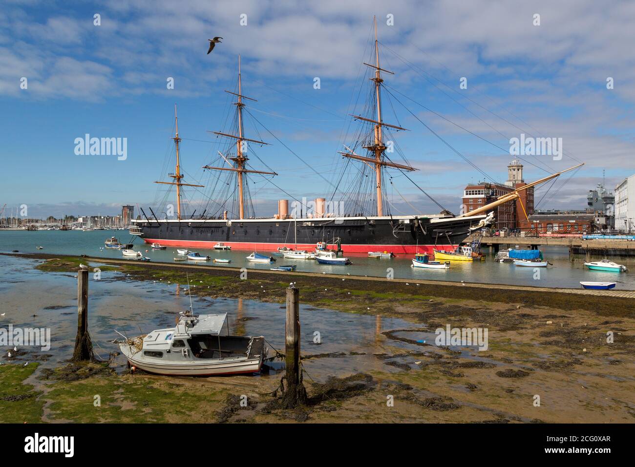 HMS Warrior dans le port de Portsmouth à marée basse Banque D'Images