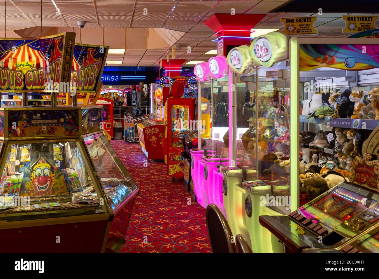 L'intérieur d'une salle d'arcade avec des machines à saisir, deux machines à sous et de clôture Banque D'Images