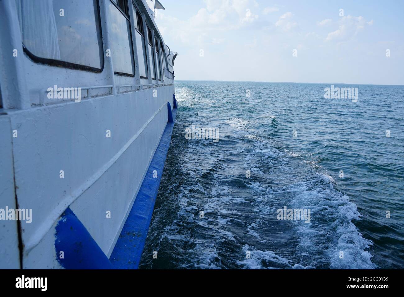 bateau navigue sur la mer, vue latérale du navire Banque D'Images