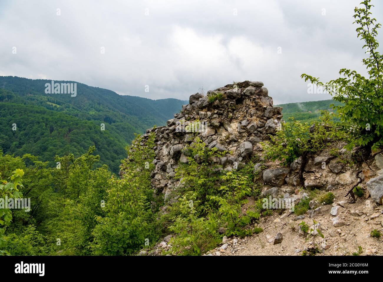 le fort de Solotnik a été construit au Moyen-âge du XIIIe siècle Tara montagne pour sécuriser une route sûre d'Uzice à Visegrad Banque D'Images