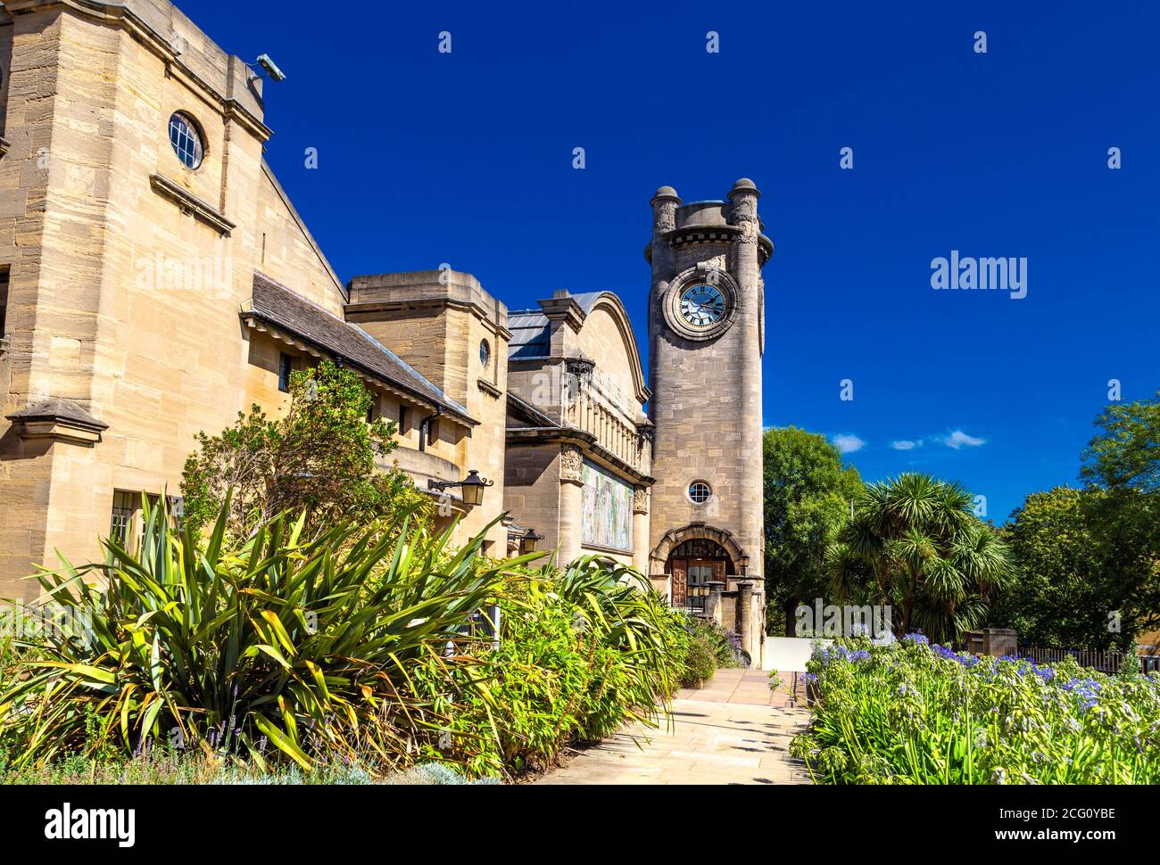 Extérieur du bâtiment du musée Horniman avec tour de l'horloge, Londres, Royaume-Uni Banque D'Images
