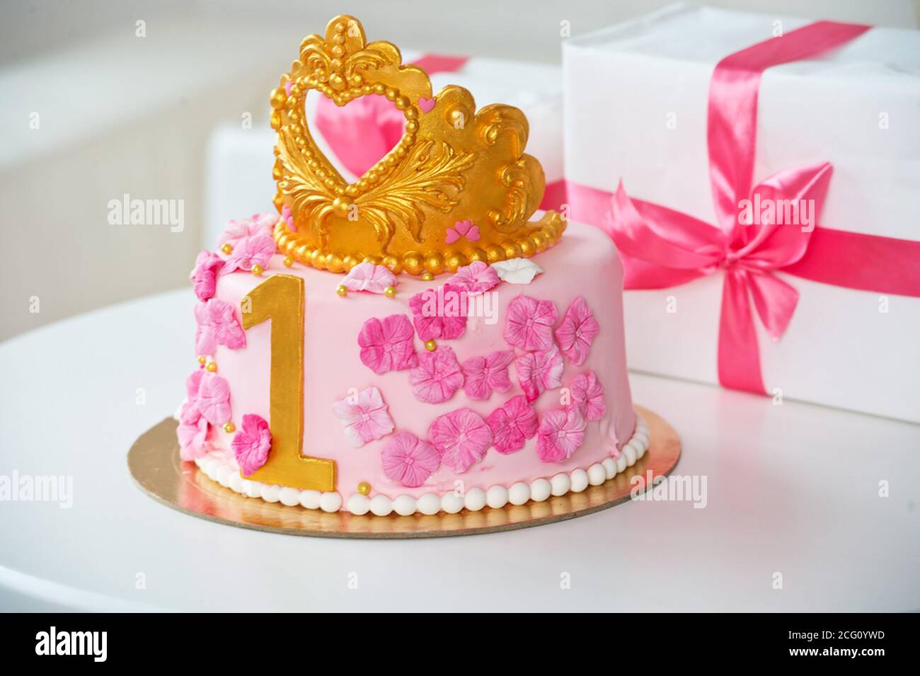 Gateau Rose Avec Couronne Pour Fille D Anniversaire Et Boite Cadeau Sur La Table Photo Stock Alamy