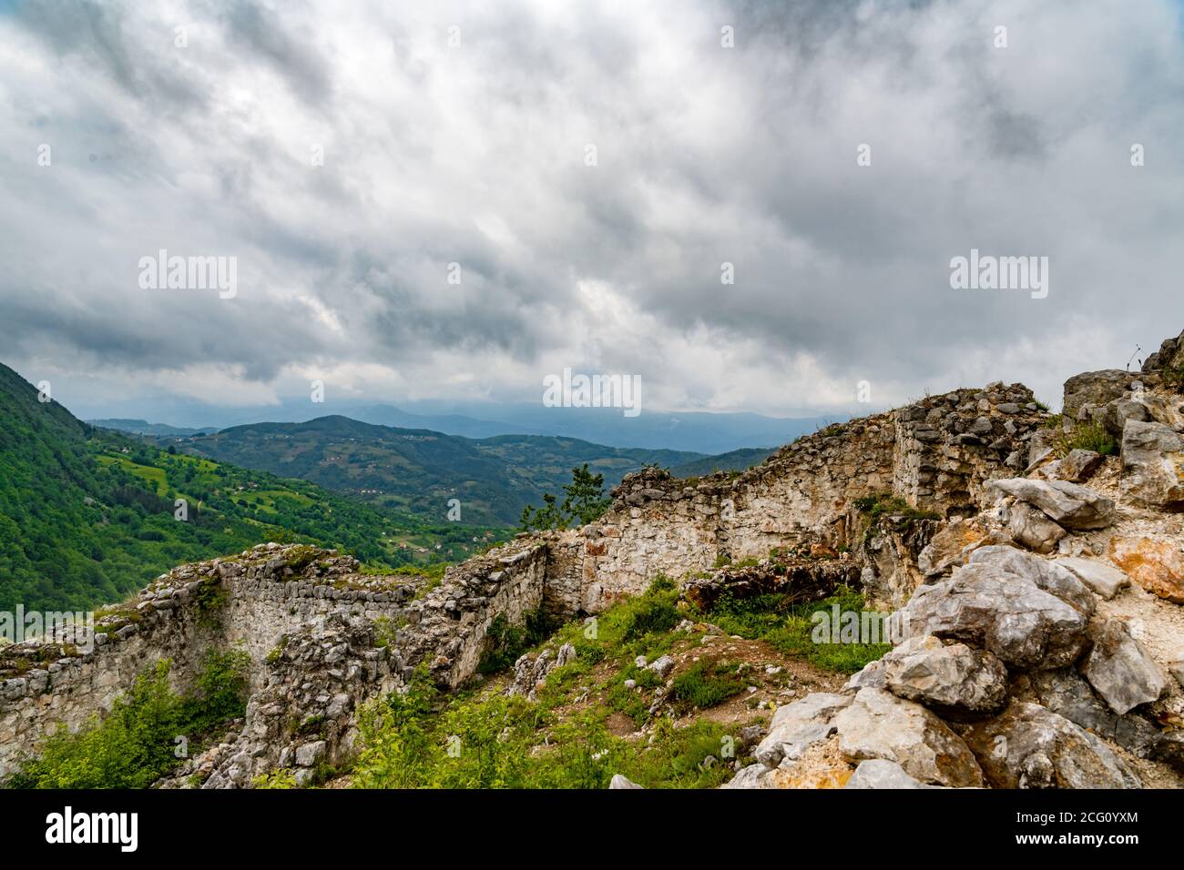 le fort de Solotnik a été construit au Moyen-âge du XIIIe siècle Tara montagne pour sécuriser une route sûre d'Uzice à Visegrad Banque D'Images