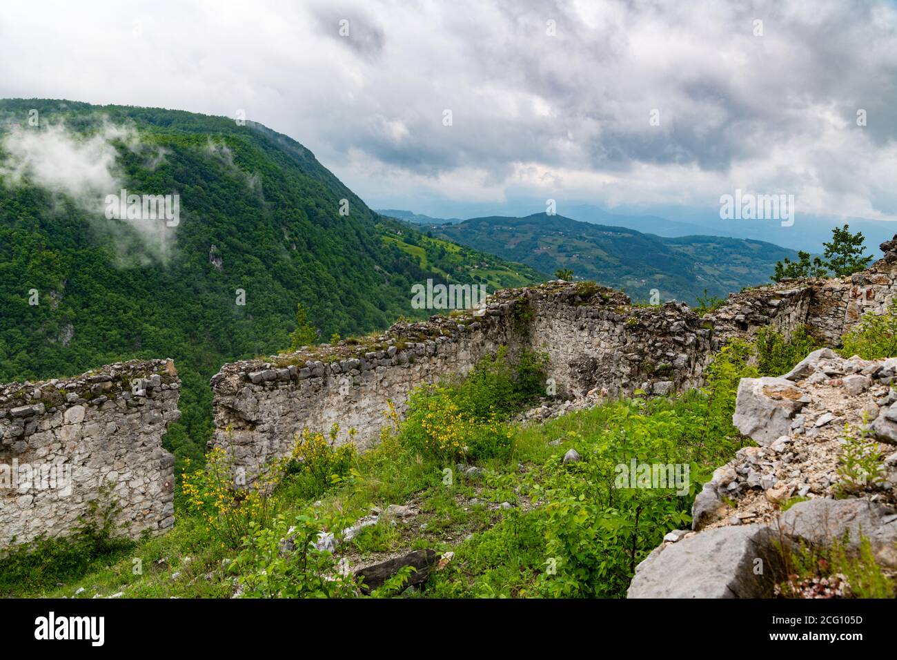 le fort de Solotnik a été construit au Moyen-âge du XIIIe siècle Tara montagne pour sécuriser une route sûre d'Uzice à Visegrad Banque D'Images