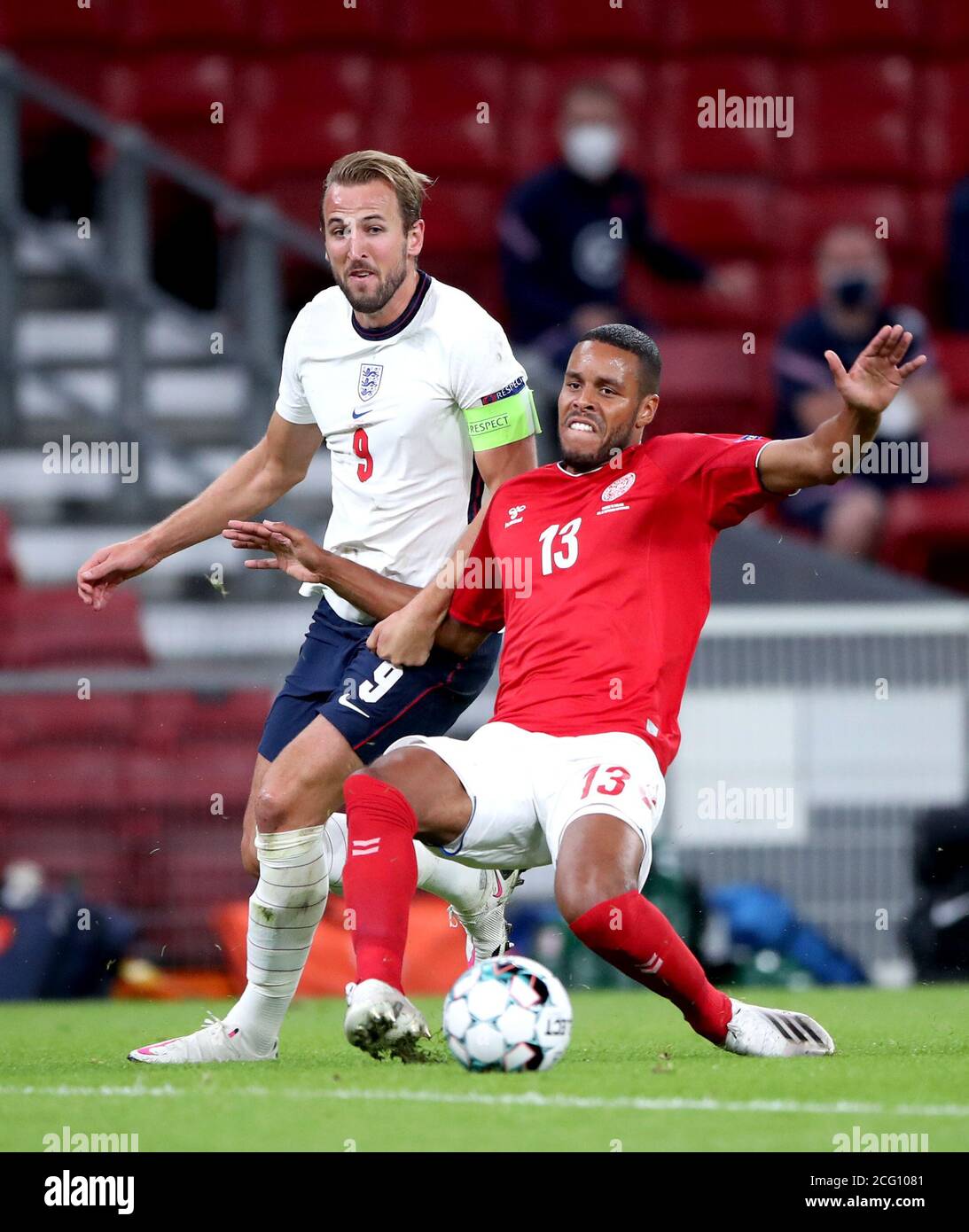 Harry Kane (à gauche), en Angleterre, et Mathias Jorgensen, au Danemark, se battent pour le ballon lors du 2e groupe de la Ligue des Nations de l'UEFA, League A, au stade Parken, à Copenhague. Banque D'Images