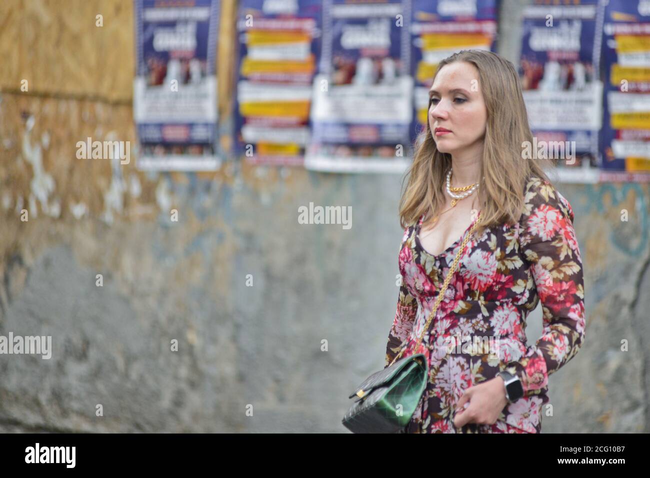 Femme blonde dans l'avenue Shota Rustaveli, Tbilissi, Géorgie Banque D'Images