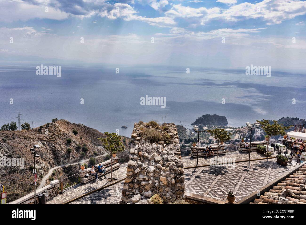 Vue sur Taormina depuis Castel Mola, Sicile, Italie Banque D'Images