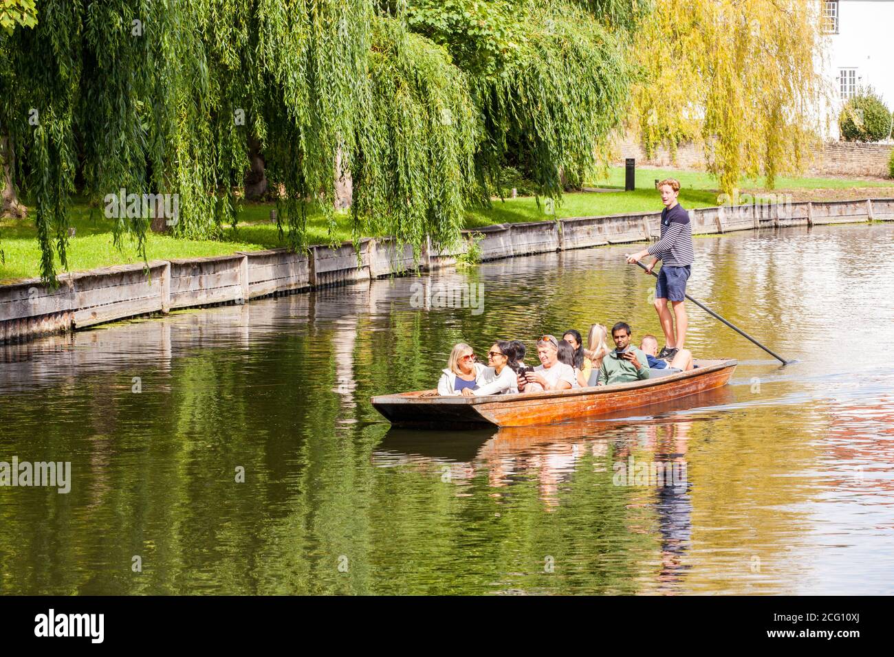 Les gens et les familles punting sur la rivière Cam dans le Cambridgeshire ville de Cambridge Angleterre Banque D'Images