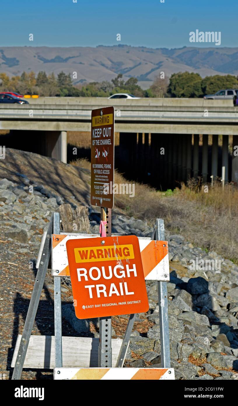 Panneau d'avertissement de sentier accidenté sur le sentier régional d'Alameda Creek, Californie Banque D'Images