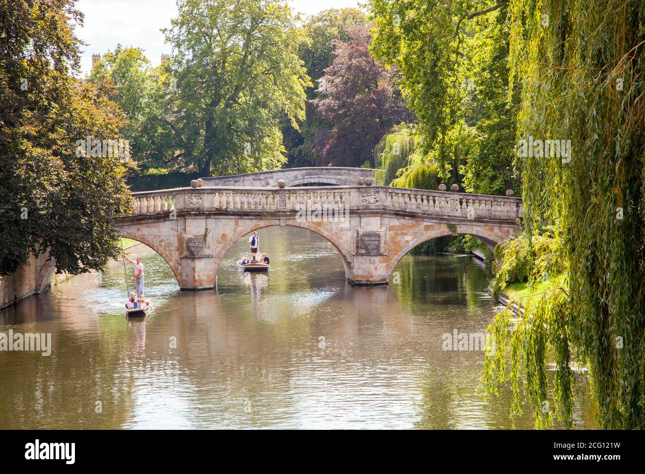 Les gens et les familles punting sur la rivière Cam par le Clare College Bridge dans la ville de Cambridgeshire, à Cambridge, en Angleterre Banque D'Images