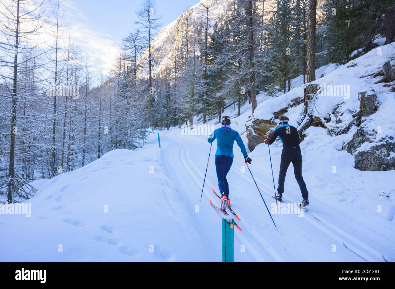Ski de fond sur la vallée de Roseg, vallée de la haute-Engadine, Grisons, Graubunden, Suisse Banque D'Images