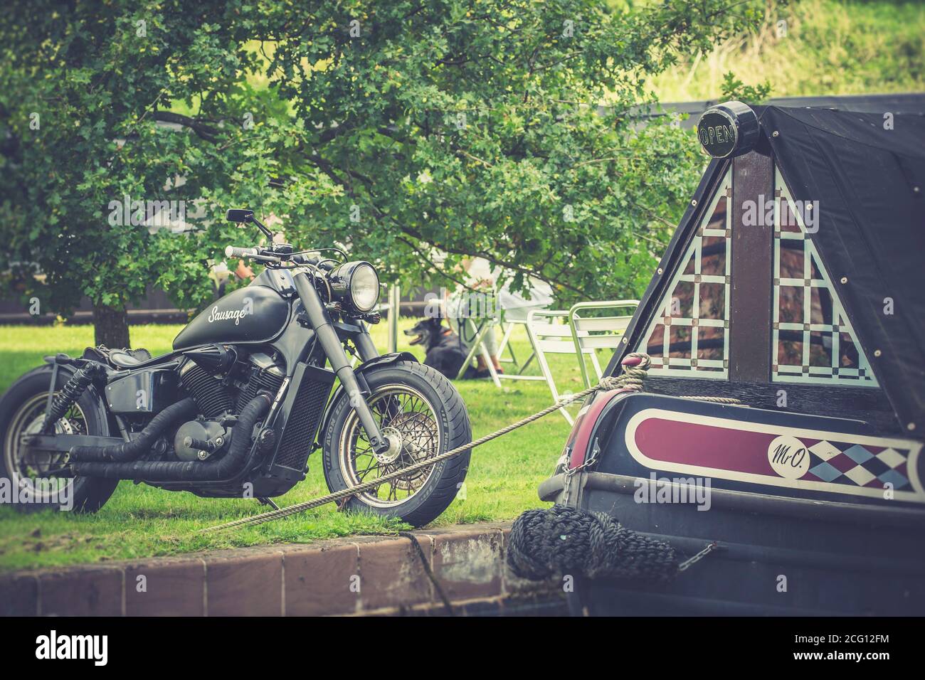 Moto vintage garée à l'extérieur à côté d'un bateau à basse-Bretagne amarré au canal, Stourport, Worcestershire. Banque D'Images