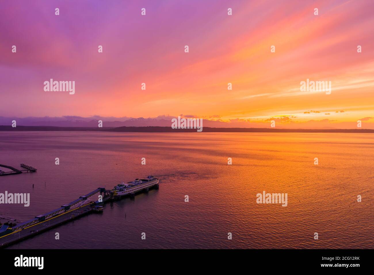 Atterrissage en ferry d'Edmonds au coucher du soleil et Puget Sound Banque D'Images