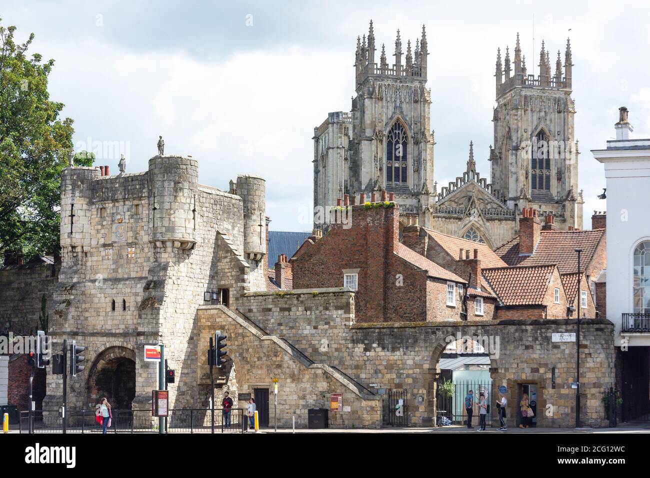 York Minster and Bootham Bar from Exhibition Square, York, North Yorkshire, Angleterre, Royaume-Uni Banque D'Images