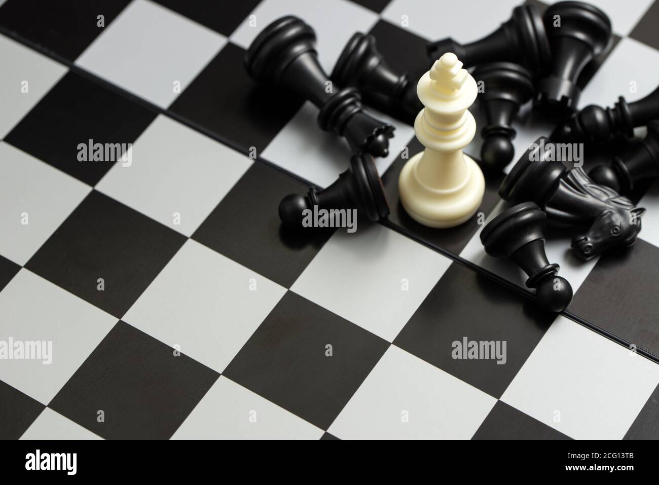 Dernière pièce d'échecs blanche de roi debout pour le concept gagnant d'affaires Banque D'Images