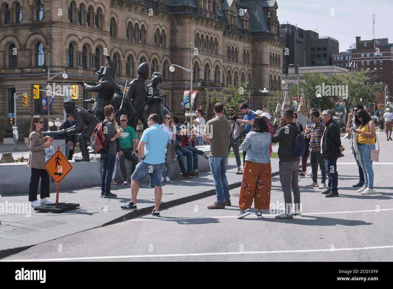 Groupe de touristes à pied sur la colline du Parlement, à Ottawa, tandis que la ville tente de s'adapter à la pandémie Banque D'Images