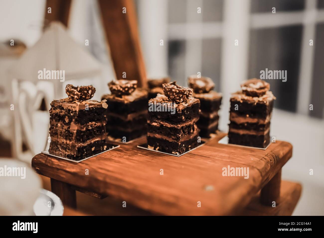 Pâtisseries sucrées desserts. Restauration pour le dîner. Concept anniversaire de mariage Banque D'Images Pâtisseries sucrées desserts. Restauration pour le dîner. Concept anniversaire de mariage Banque D'Images