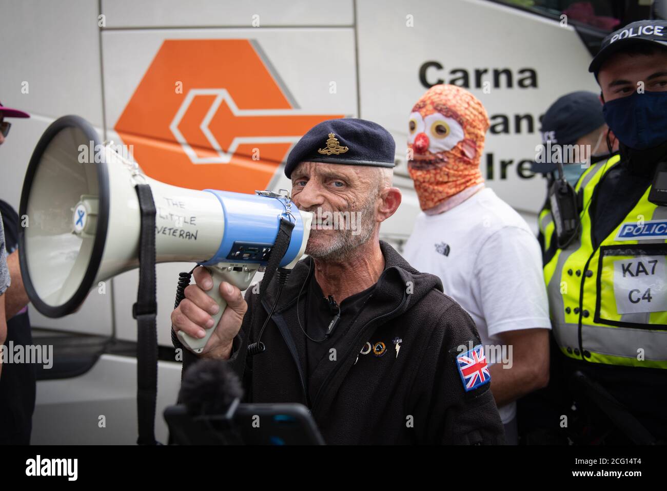 Dover, Kent, Royaume-Uni. 5 septembre 2020. En photo : un soutien anti-immigration qui s'appelle « le petit soldat » s'adresse à la foule d'extrême-droite par m Banque D'Images