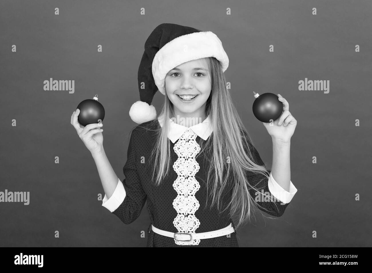 Boule Noël Décoration. Idées de décoration de Noël pour chambre d'enfant. Enfant costume rouge attente ornement de Noël. Le plus tôt vous achetez des décorations, le moins cher qu'ils le seront. Créer une décoration unique. Banque D'Images