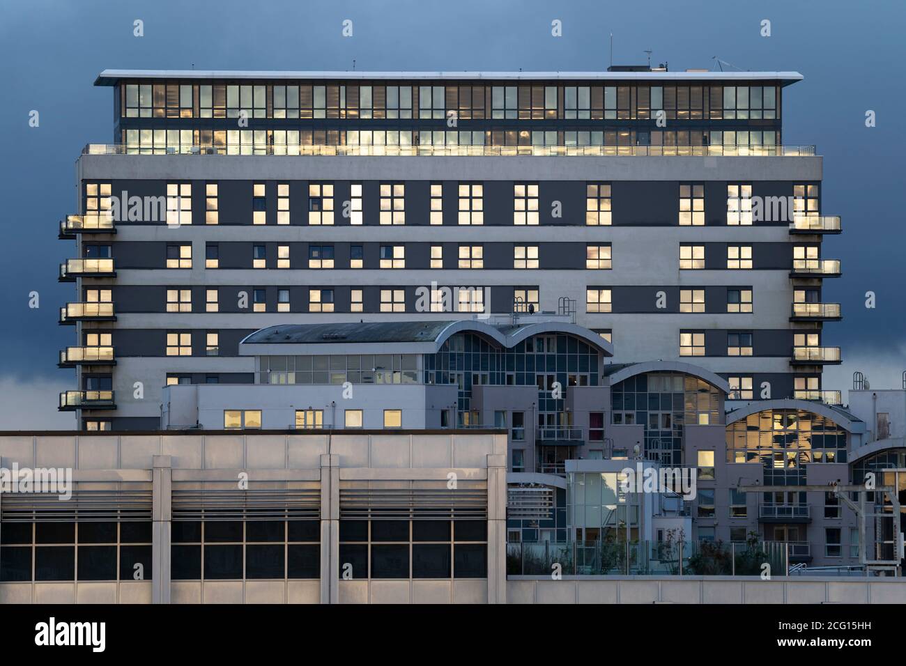 Skyline Plaza et Crown Heights avec les appartements Coucher de soleil sur les fenêtres du centre-ville de Basingstoke Banque D'Images