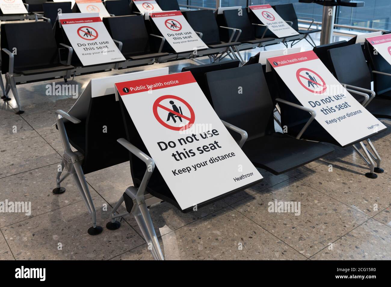 Les places assises sont bloquées par des panneaux pour maintenir la distance sociale pour la santé publique, terminal 3 de l'aéroport de Heathrow, pour la pandémie du coronavirus Covid-19 Banque D'Images