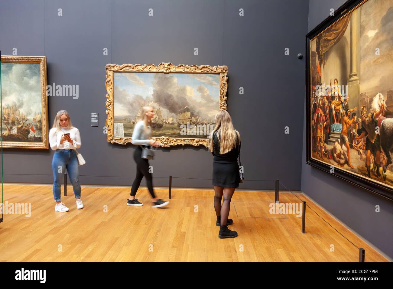 Visiteurs regardant les peintures dans Rijksmuseum à Amstardam, pays-Bas Banque D'Images
