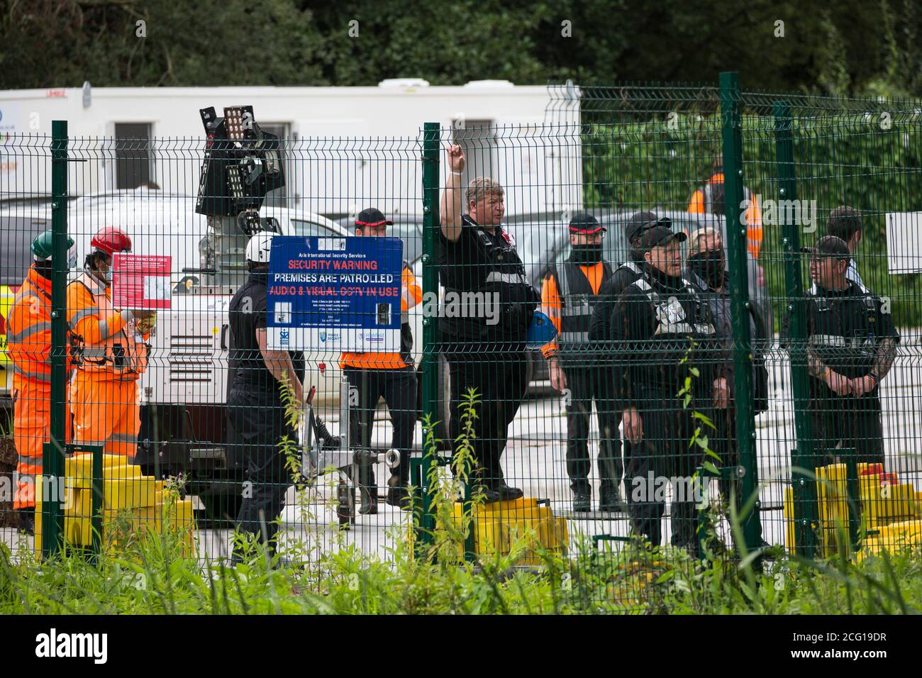 Denham, Royaume-Uni. 7 septembre 2020. Les travailleurs de HS2 et les agents de l'équipe nationale d'expulsion regardent d'un composé vers l'endroit où un gros arbre est tombé soudainement au sol adjacent à leur chantier de construction pour la liaison ferroviaire à grande vitesse HS2 à Denham Ford. Crédit : Mark Kerrison/Alamy Live News Banque D'Images