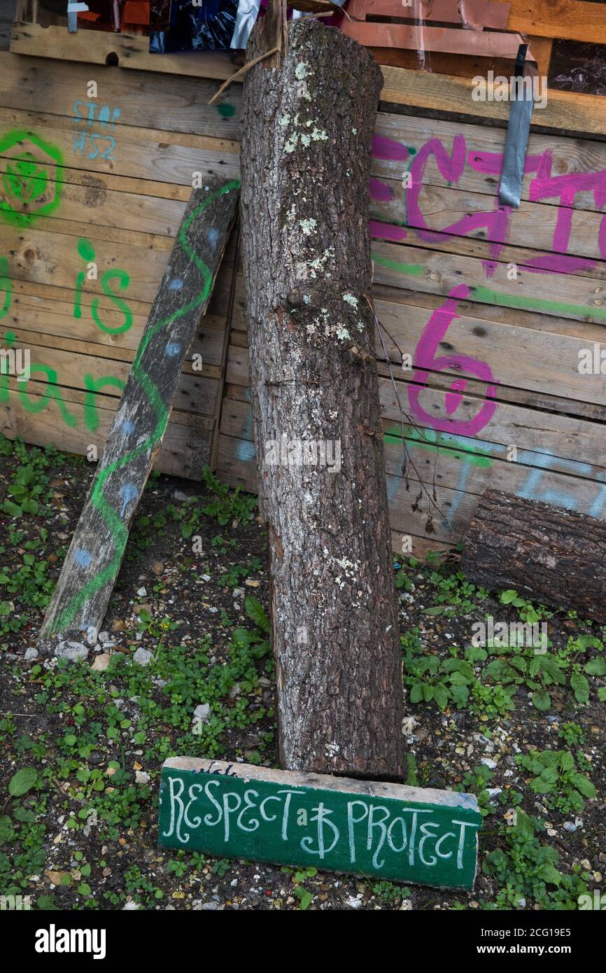 Denham, Royaume-Uni. 7 septembre 2020. Un panneau en bois indique «respect et protection» au camp de protection Denham de la rébellion HS2. Les militants anti-HS2 continuent d'essayer d'empêcher ou d'entraver les travaux sur la très controversée liaison ferroviaire à grande vitesse de 106 milliards de livres sterling pour laquelle le début de la phase de construction a été annoncé le 4 septembre à partir d'une série de camps de protection basés le long de la ligne entre Londres et Birmingham. Crédit : Mark Kerrison/Alamy Live News Banque D'Images