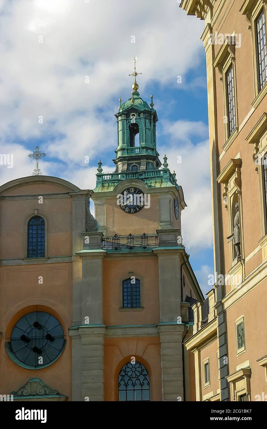 Tour de façade extérieure et horloge murale de la plus ancienne église de Stockholm à Storkyrkan, Gamla Stan.avec ciel bleu et fond de nuages blancs. Banque D'Images