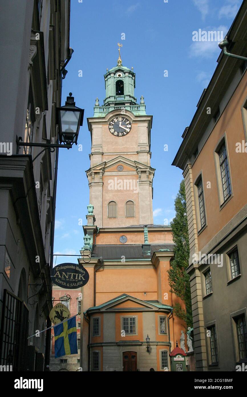 Lumineux soleil d'automne à Gamla stan avec Storkyrkan contre un ciel bleu vu de Trangsund, Stockholm. Banque D'Images