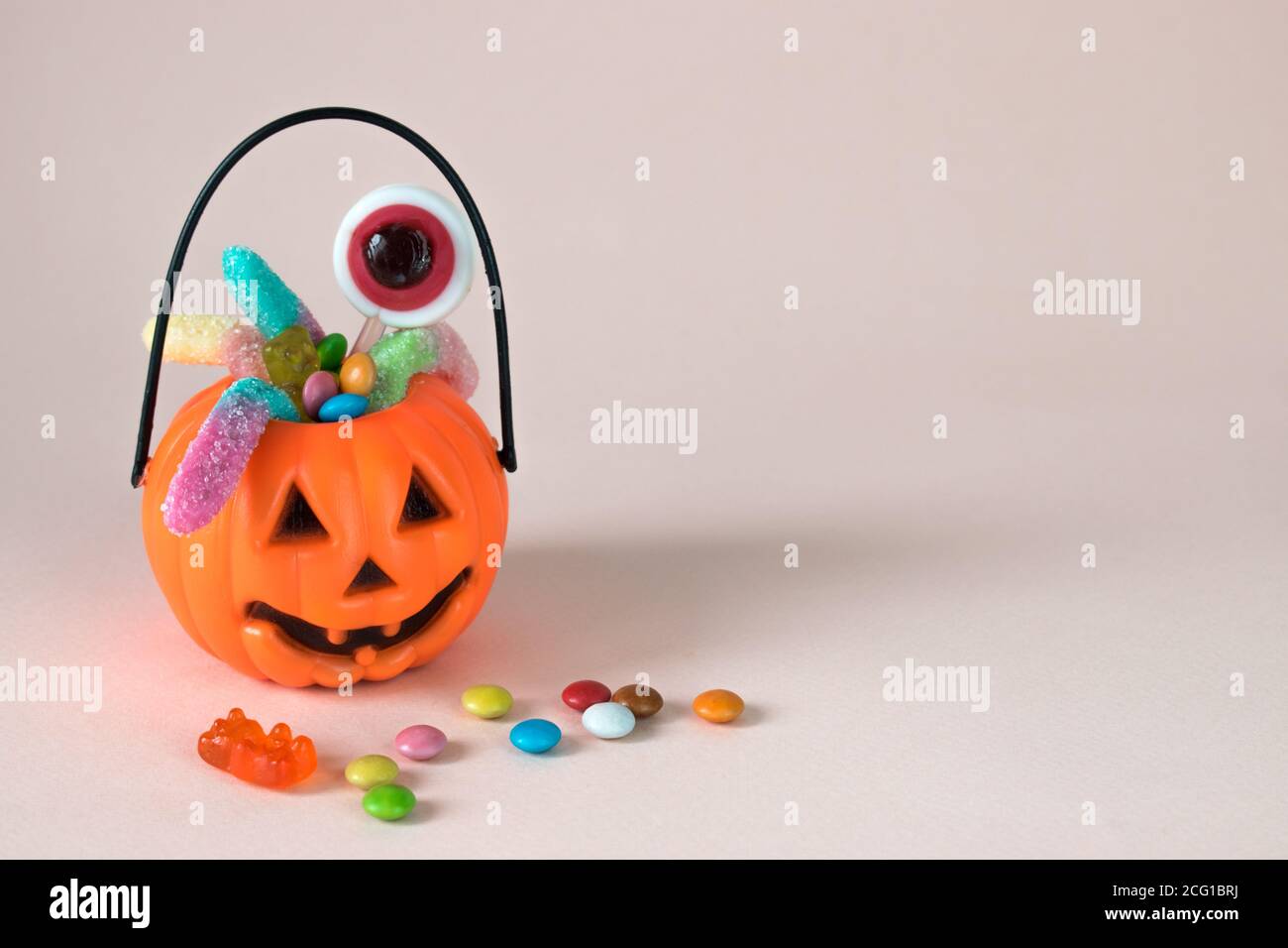 Garnitures de pâtisserie pour Halloween sur un fond délicat avec de l'espace pour le texte. Banque D'Images