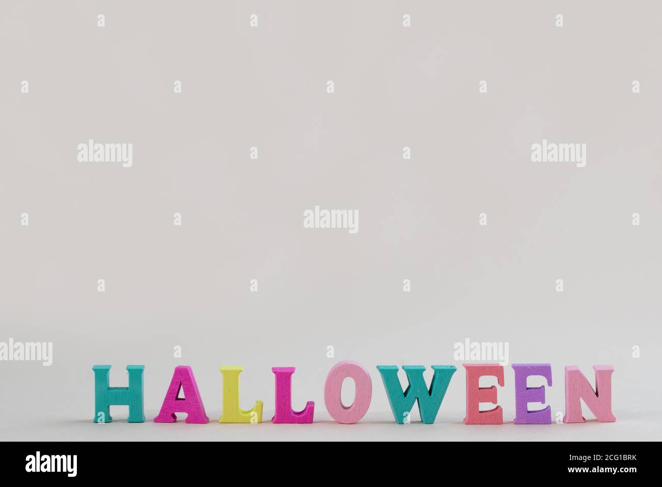 Lettres en bois de couleur avec l'inscription Halloween sur un pastel arrière-plan avec un espace pour le texte Banque D'Images