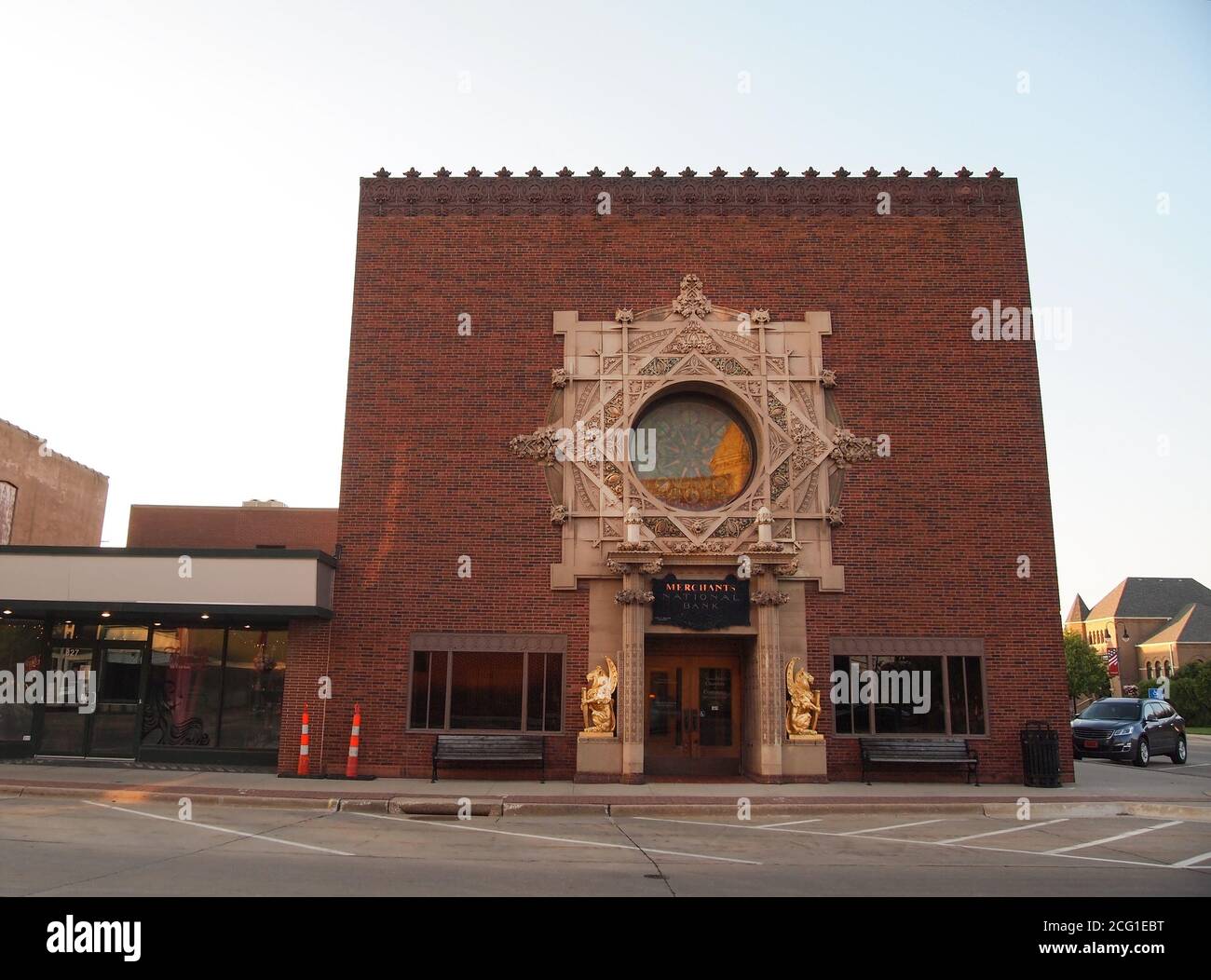 GRINNELL, IOWA - le 27 JUILLET 2018 : The Merchant's National Bank c. 1914, dans le quartier commerçant historique de Grinnell est l'un des huit juif très orné Banque D'Images