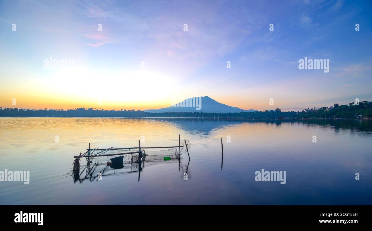 Fishpen et montagne en arrière-plan dans un lac, Sampaloc Lake, San Pablo City, Laguna, Philippines Banque D'Images